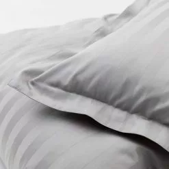 DUX Satin Påslakan 11 DUX Satin Påslakan -Sängkläder försäljning linen grey stripe PRINT 690c86f3 10af 4b66 bc68 028d6ffb446e scaled